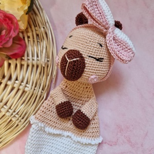 Horgolt baba, horgolás, amigurumi, capibarás szundikendő - játék & sport - babalátogató ajándékcsomag - Meska.hu