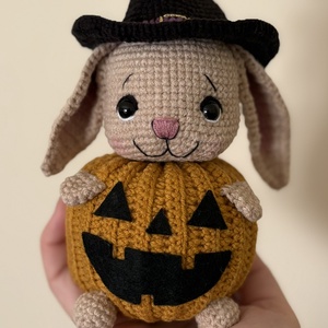 Lili nyuszi halloweeni jelmezben - amigurumi horgolásminta (PDF file), DIY (Csináld magad), Szabásminta, útmutató, Horgolási minta, Horgolás, MESKA