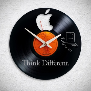 Apple Think Different - Bakelit falióra, Otthon & Életmód, Dekoráció, Fali és függő dekoráció, Falióra & óra, Újrahasznosított alapanyagból készült termékek, MESKA