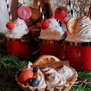 Karácsonyi tejszínhabos forró csoki popcake-kel - esküvő - dekoráció - sütidísz - Meska.hu