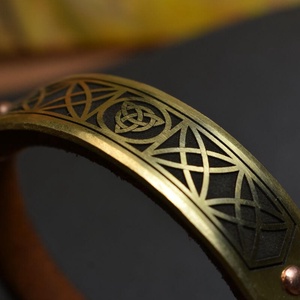 Viking karkötő triquetra motívummal - ékszer - karkötő - karkötő medállal - Meska.hu