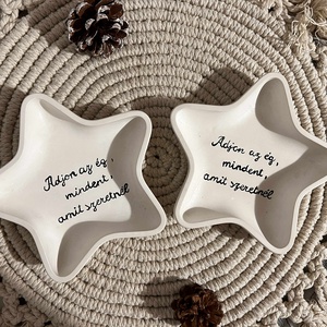 Csillag alakú egyedi feliratú tálka, Otthon & Életmód, Dekoráció, Asztal és polc dekoráció, Dekorációs tál, tartó, Kerámia, MESKA