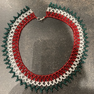 Moldvai csángó tászli, kaláris, nemzeti színekben, Ékszer, Nyaklánc, Gyöngyös nyaklánc, Gyöngyfűzés, gyöngyhímzés, MESKA