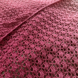 Ombre színátmenetes rózsaszín kendő - ruha & divat - sál, sapka, kendő - vállkendő - Meska.hu