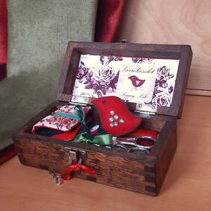 Rózsás pirók madárka varrókészlet, Piros-zöld varródoboz Vintage fadobozban, Otthon & Életmód, Lakástextil, Varrókellék, Varrás, Fotó, grafika, rajz, illusztráció, MESKA