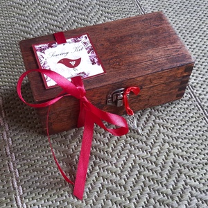 Rózsás pirók madárka varrókészlet, Piros-zöld varródoboz Vintage fadobozban - otthon & életmód - lakástextil - varrókellék - Meska.hu