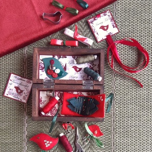 Rózsás pirók madárka varrókészlet, Piros-zöld varródoboz Vintage fadobozban - otthon & életmód - lakástextil - varrókellék - Meska.hu