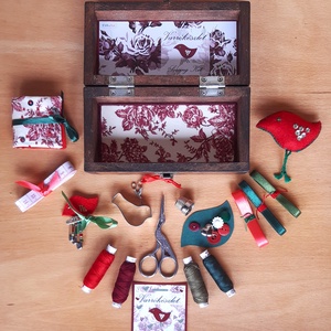 Rózsás pirók madárka varrókészlet, Piros-zöld varródoboz Vintage fadobozban - otthon & életmód - lakástextil - varrókellék - Meska.hu