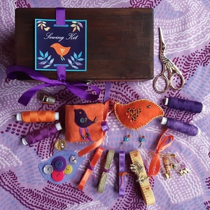 Narancs rigó madárka varrókészlet, narancs-lila varródoboz, vintage fadobozban - otthon & életmód - lakástextil - varrókellék - Meska.hu