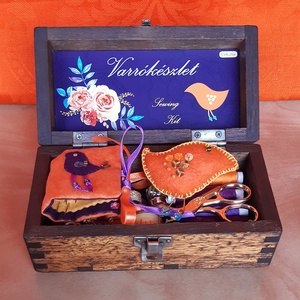 Narancs rigó madárka varrókészlet, narancs-lila varródoboz, vintage fadobozban - otthon & életmód - lakástextil - varrókellék - Meska.hu