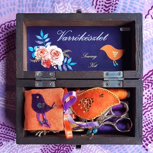 Narancs rigó madárka varrókészlet, narancs-lila varródoboz, vintage fadobozban - otthon & életmód - lakástextil - varrókellék - Meska.hu