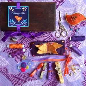 Narancs rigó madárka varrókészlet, narancs-lila varródoboz, vintage fadobozban - otthon & életmód - lakástextil - varrókellék - Meska.hu