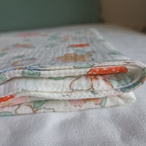 Baba kétrétegű muszlin takaró duplagéz meleg szobába 70x90 cm epres - otthon & életmód - babaszoba, gyerekszoba - babatakaró, gyerek pléd - Meska.hu