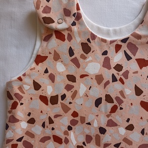 86-92-98-es Átmeneti őszi tipegő hálózsák 22-24 fokba pamut barna terrazzo - baba - mama - babaruházat - tipegőhálózsák - Meska.hu