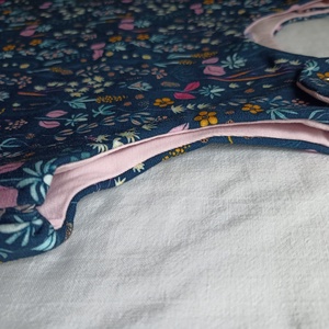 104-110-116-os átmeneti tipegő hálózsák pamut melegebb szobába 23-25 fokba sötétkék virágos - baba - mama - babaruházat - tipegőhálózsák - Meska.hu