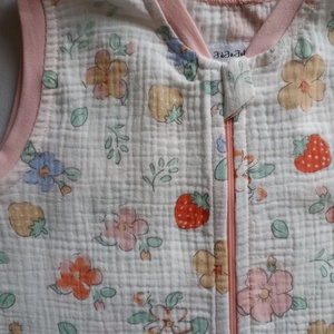 116-122-128-as Nyári muszlin tipegő hálózsák duplagéz epres virágos - baba - mama - babaruházat - tipegőhálózsák - Meska.hu