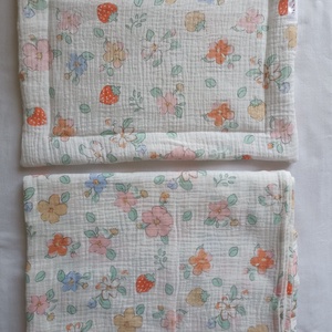 Nyári muszlin babaágynemű takaró + lapos párnácska kánikula duplagéz gyerektakaró 70x90 cm epres - baba - mama - baba ágynemű - szett kiságyba - Meska.hu