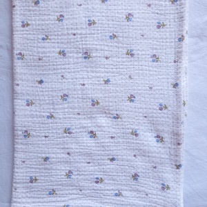 Nyári muszlin babatakaró kánikula duplagéz gyerektakaró 70x90 cm lila apróvirágos  - baba - mama - baba ágynemű - babatakaró, gyerek pléd - Meska.hu