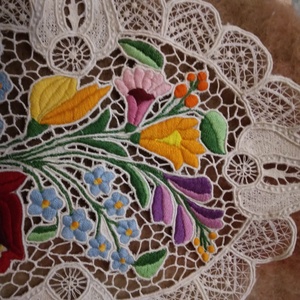 Kalocsai riseliős terítő - otthon & életmód - konyhafelszerelés, tálalás - tálalás - terítő - Meska.hu Kalocsai riseliős terítő - otthon & életmód - konyhafelszerelés, tálalás - tálalás - terítő - Meska.hu