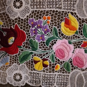 Kalocsai riseliős terítő - otthon & életmód - konyhafelszerelés, tálalás - tálalás - terítő - Meska.hu Kalocsai riseliős terítő - otthon & életmód - konyhafelszerelés, tálalás - tálalás - terítő - Meska.hu