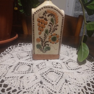 népművészeti butella, magassága: 17 cm. Ekrü színű kötött csipke  alátéttel, átmérője:: 28 cm., Művészet, Szobor, Kerámia, Agyagozás, MESKA