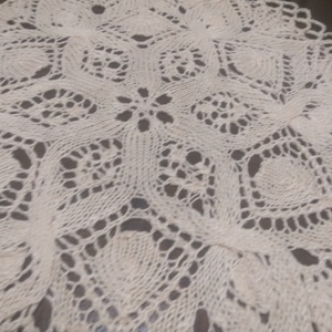 népművészeti butella, magassága: 17 cm. Ekrü színű kötött csipke  alátéttel, átmérője:: 28 cm. - művészet - szobor - kerámia - Meska.hu