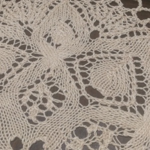 népművészeti butella, magassága: 17 cm. Ekrü színű kötött csipke  alátéttel, átmérője:: 28 cm. - művészet - szobor - kerámia - Meska.hu