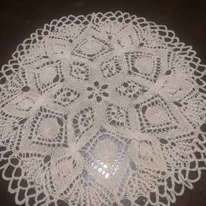 népművészeti butella, magassága: 17 cm. Ekrü színű kötött csipke  alátéttel, átmérője:: 28 cm. - művészet - szobor - kerámia - Meska.hu