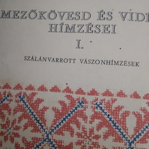 Hímzéses mintakönyv, Művészet, Más gyűjtemények, , Fügedi Márta: Mezőkövesd és Vidéke Hímzései

I. Szálánvarrott Vásztonhímzések, minta lapokkal., MESKA