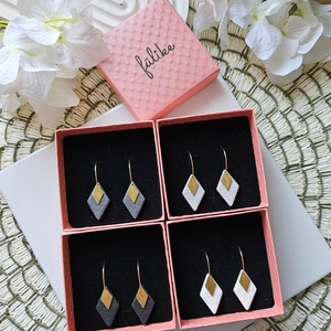 Rombusz alakú fülbevaló réz rombusz charmmal, Ékszer, Fülbevaló, Lógó fülbevaló, Ékszerkészítés, Polimer agyag fülbevaló réz charmmal és rozsdamentes acél karika arannyal futtatva., MESKA