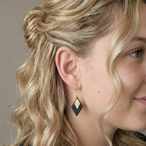 Rombusz alakú fülbevaló réz rombusz charmmal - ékszer - fülbevaló - lógó fülbevaló - Meska.hu