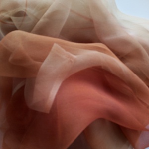 Kézi festésű rozsda és homok árnyalatú hernyóselyem-chiffon sál (44x180cm ) -  - Meska.hu