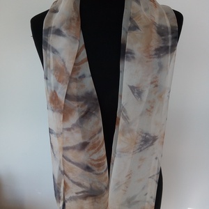 Hernyóselyem chiffon-muszlin bézs-szürke árnyalatokra  - shibori technikával - festett    180 x 48 cm-es sál - ruha & divat - sál, sapka, kendő - sál - Meska.hu