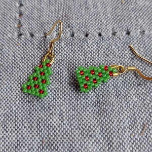 Karácsonyi móka - fenyő mini füli piros dísszel, Ékszer, Fülbevaló, Lógó fülbevaló, Gyöngyfűzés, gyöngyhímzés, MESKA