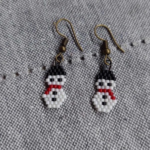 Karácsonyi móka - HÓEMBER mini fülbevaló, Ékszer, Fülbevaló, Lógó fülbevaló, Gyöngyfűzés, gyöngyhímzés, MESKA