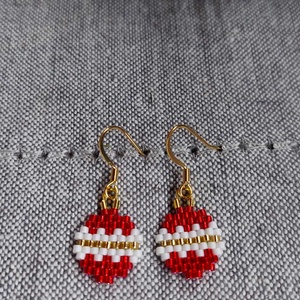 Karácsonyi móka - karácsonyfadísz mini fülbevaló, Ékszer, Fülbevaló, Lógó fülbevaló, Gyöngyfűzés, gyöngyhímzés, MESKA