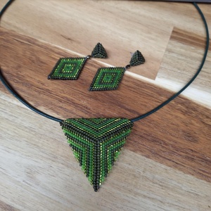 Ékszerszett (medál + füli) - zöld, Ékszer, Ékszerszett, Ékszerkészítés, Gyöngyfűzés, gyöngyhímzés, MESKA