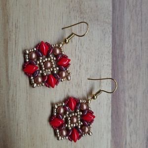 Elegáns csipkés fülbevaló (piros-arany), Ékszer, Fülbevaló, Lógó fülbevaló, Ékszerkészítés, Gyöngyfűzés, gyöngyhímzés, MESKA