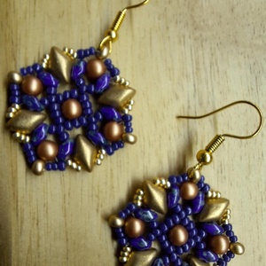 Elegáns csipkés fülbevaló (kék-arany), Ékszer, Fülbevaló, Lógó fülbevaló, Ékszerkészítés, Gyöngyfűzés, gyöngyhímzés, MESKA