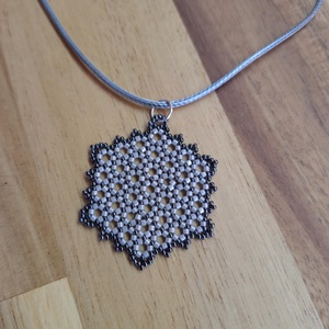 Kisvirágos medál (irizáló szürke, hematit), Ékszer, Nyaklánc, Medál, Gyöngyfűzés, gyöngyhímzés, Ékszerkészítés, MESKA