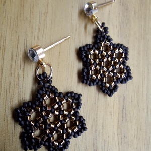 Kisvirágos fülbevaló (arany, fekete), Ékszer, Fülbevaló, Lógó fülbevaló, Gyöngyfűzés, gyöngyhímzés, Ékszerkészítés, MESKA