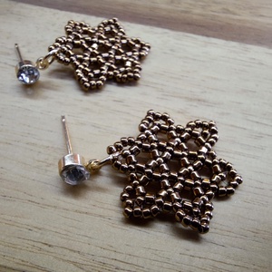 Kisvirágos fülbevaló (arany) - ékszer - fülbevaló - lógó fülbevaló - Meska.hu