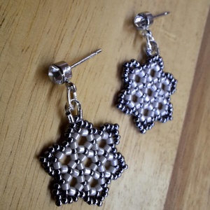 Kisvirágos rombusz fülbevaló (irizáló szürke, hematit), Ékszer, Fülbevaló, Lógó fülbevaló, Ékszerkészítés, Gyöngyfűzés, gyöngyhímzés, MESKA