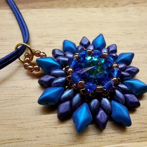 Havasi gyopár medál (kék), Ékszer, Nyaklánc, Medál, Ékszerkészítés, Gyöngyfűzés, gyöngyhímzés, MESKA