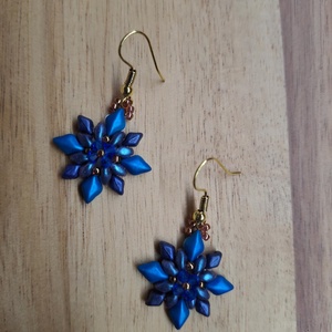 Havasi gyopár fülbevaló (kék), Ékszer, Fülbevaló, Lógó fülbevaló, Ékszerkészítés, Gyöngyfűzés, gyöngyhímzés, MESKA