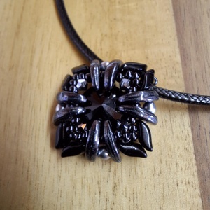 Négyzet medál (fekete-ezüst), Ékszer, Nyaklánc, Medál, Ékszerkészítés, Gyöngyfűzés, gyöngyhímzés, MESKA