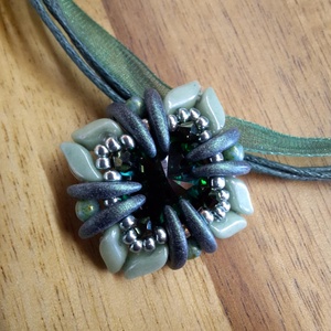 Négyzet medál (zöld), Ékszer, Nyaklánc, Medál, Ékszerkészítés, Gyöngyfűzés, gyöngyhímzés, MESKA