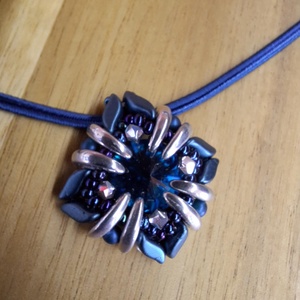 Négyzet medál (kék-ezüst), Ékszer, Nyaklánc, Medál, Ékszerkészítés, Gyöngyfűzés, gyöngyhímzés, MESKA