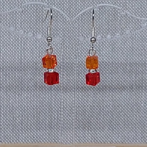 Kockatorony fülbevaló 2. (narancs-piros), Ékszer, Fülbevaló, Lógó fülbevaló, Ékszerkészítés, Gyöngyfűzés, gyöngyhímzés, MESKA