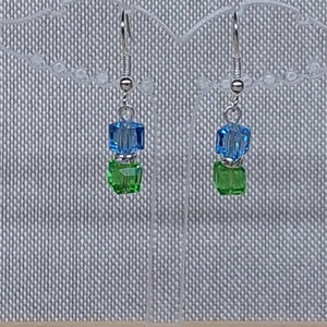Kockatorony fülbevaló 3. (türkiz-zöld), Ékszer, Fülbevaló, Lógó fülbevaló, Ékszerkészítés, Gyöngyfűzés, gyöngyhímzés, MESKA